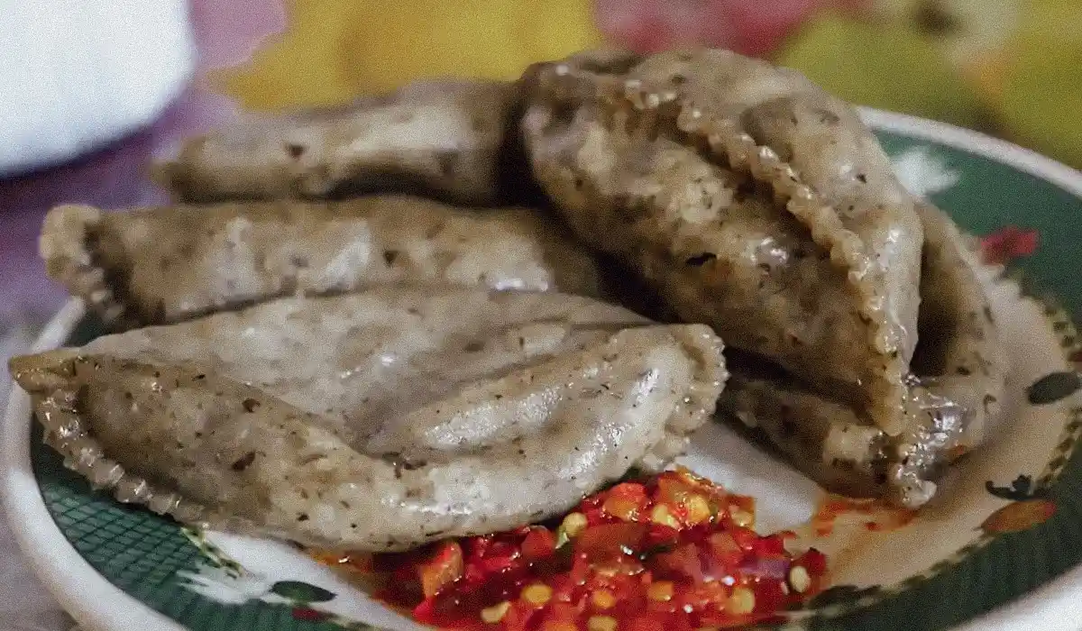 Traditional Hoentay dumplings served with chili relish during Bhutan Off-Season Travel, showcasing authentic Bhutanese winter cuisine.